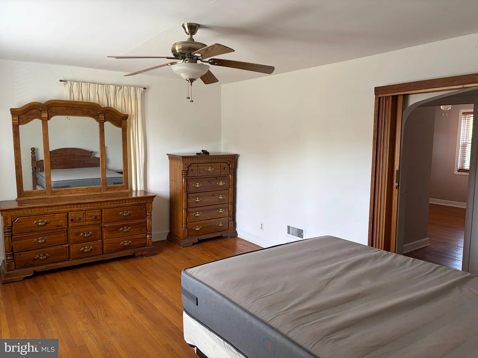 1 bed, 1.0 bath, 2500 sqft, $1,345 — Photo 3