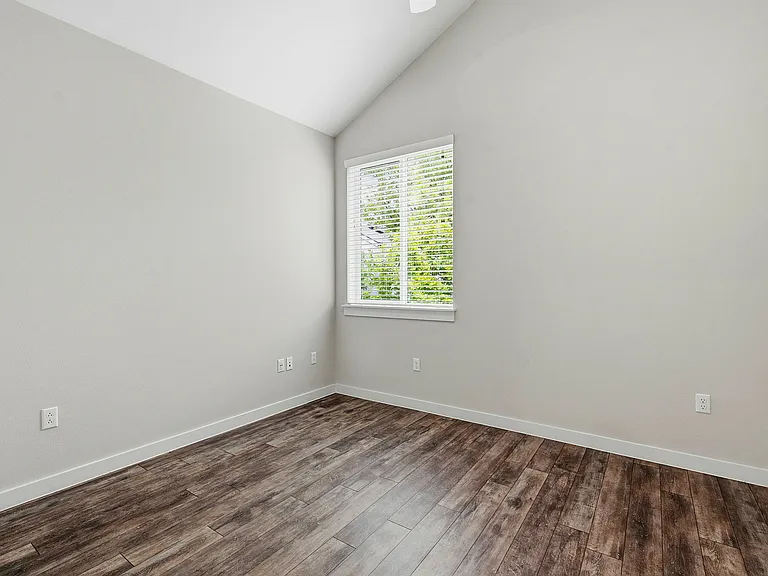 801 N Bluff Dr #33 — Photo 18