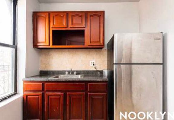 4th image of 224 Sterling St #10