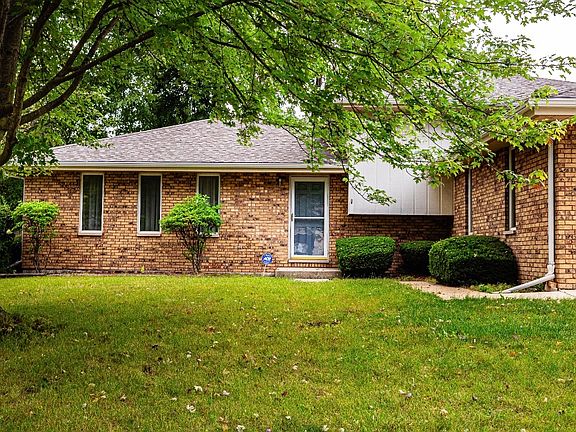 2nd image of 911 Colonade Rd