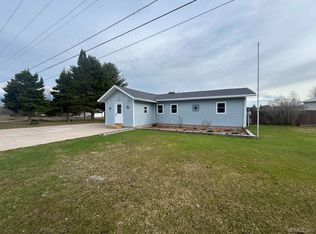E9574 Prospect St, Munising, MI 49862