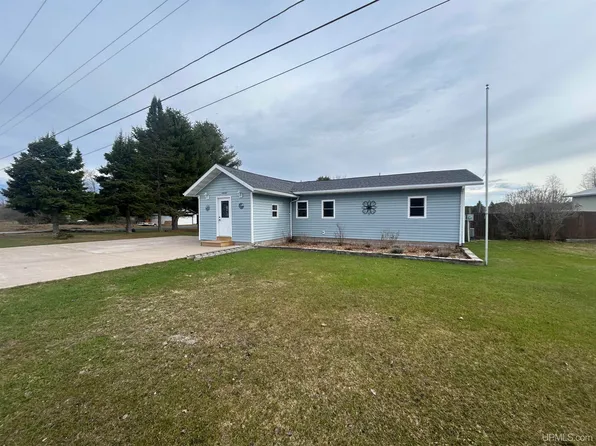 E9574 Prospect St, Munising, MI 49862