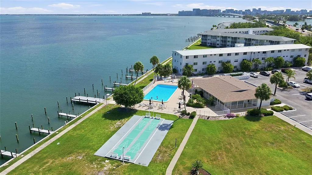 2 bed, 1.5 bath, 816 sqft, $2,995 — Photo 2