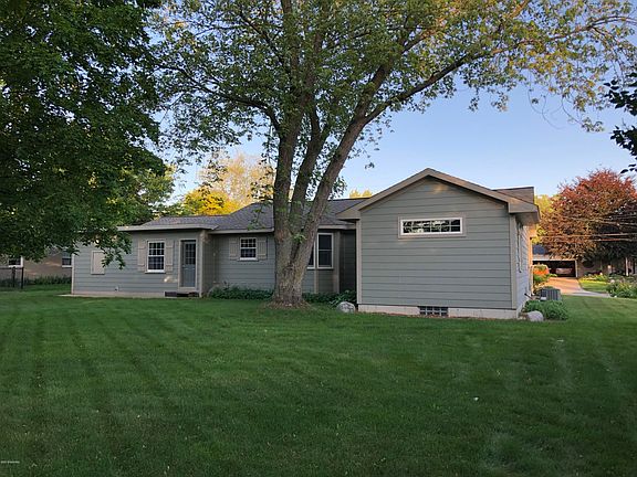 4th image of 2653 Wyandotte Dr NE