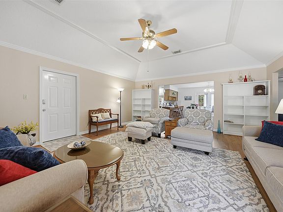5th image of 319 Shady Acres Ln