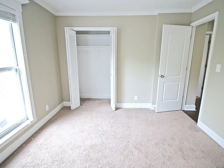 Plaza La Belle Apartments — Photo 15