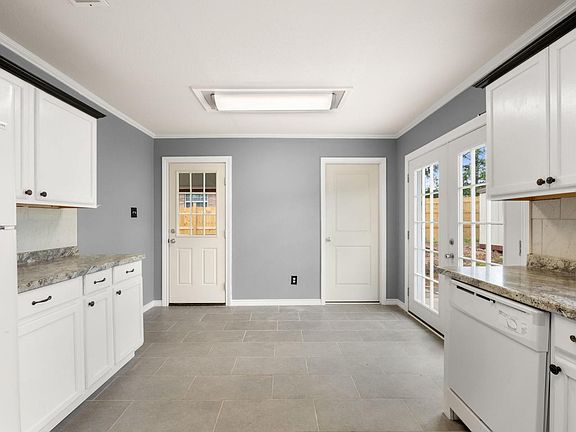 4th image of 200 Hickory St