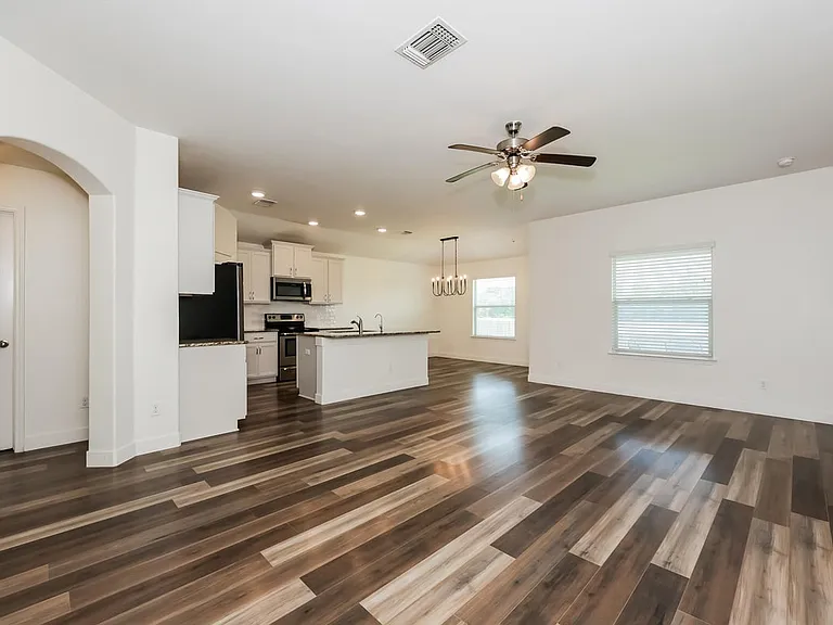 2800 Skinner Dr — Photo 2