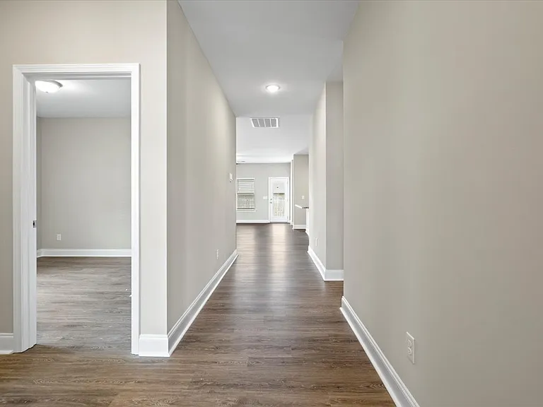 1466 Summergate Dr — Photo 2