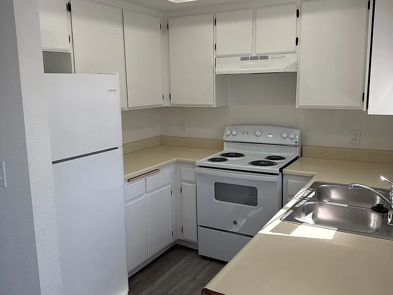 Reed and Brooke Apartments — Photo 26