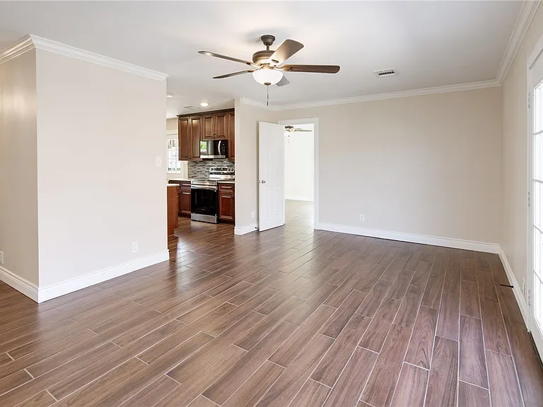 1302 Hackberry St — Photo 6