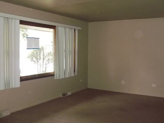 2nd image of 14029 S Hoxie Ave