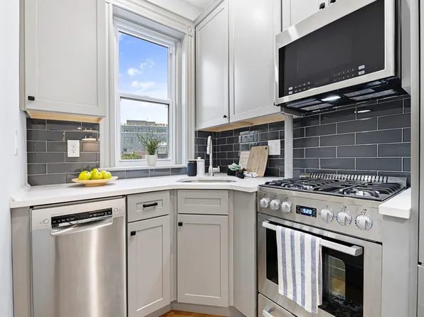 131 Park Dr APT 40, Boston, MA 02215