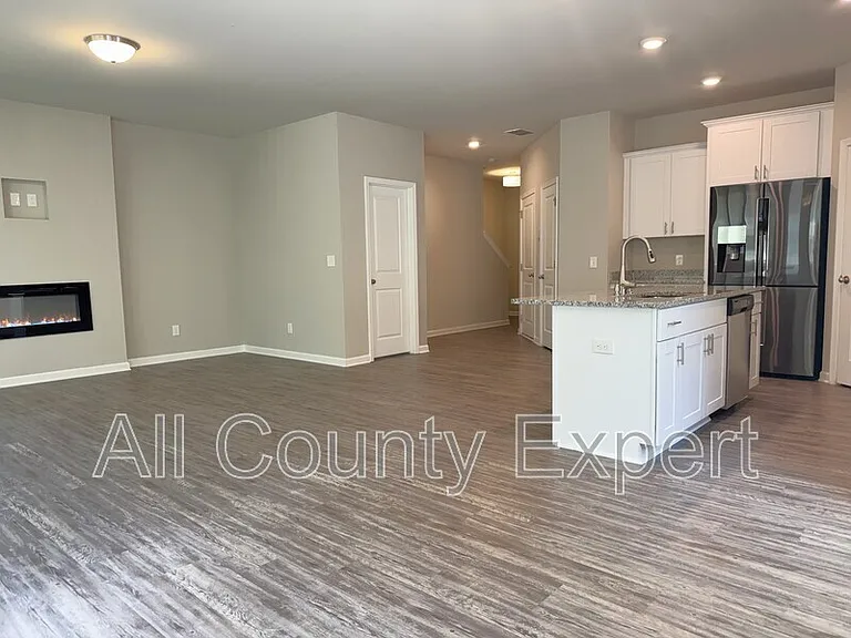21 Stanford Ct — Photo 12