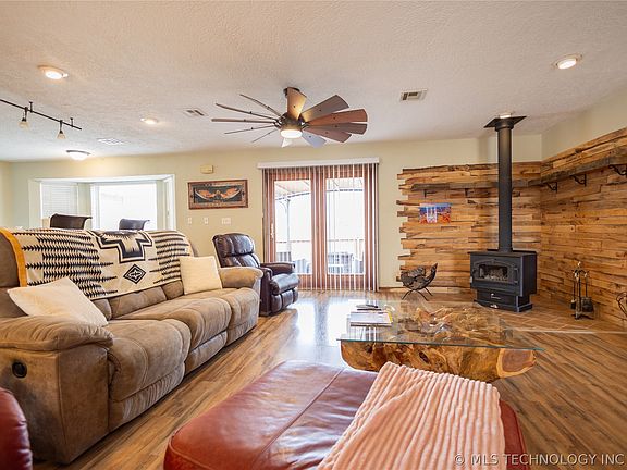 3rd image of 1701 Lakeview Dr