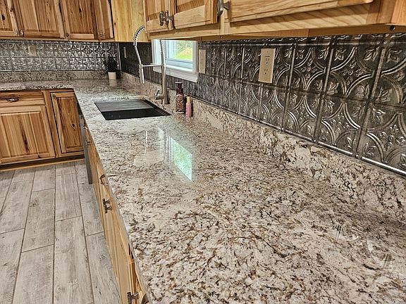 3rd image of 911 Crouch Rd