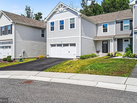 3rd image of 35 Juniper Cir