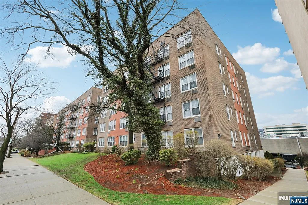 2160 Center Ave APT 4N photo 1