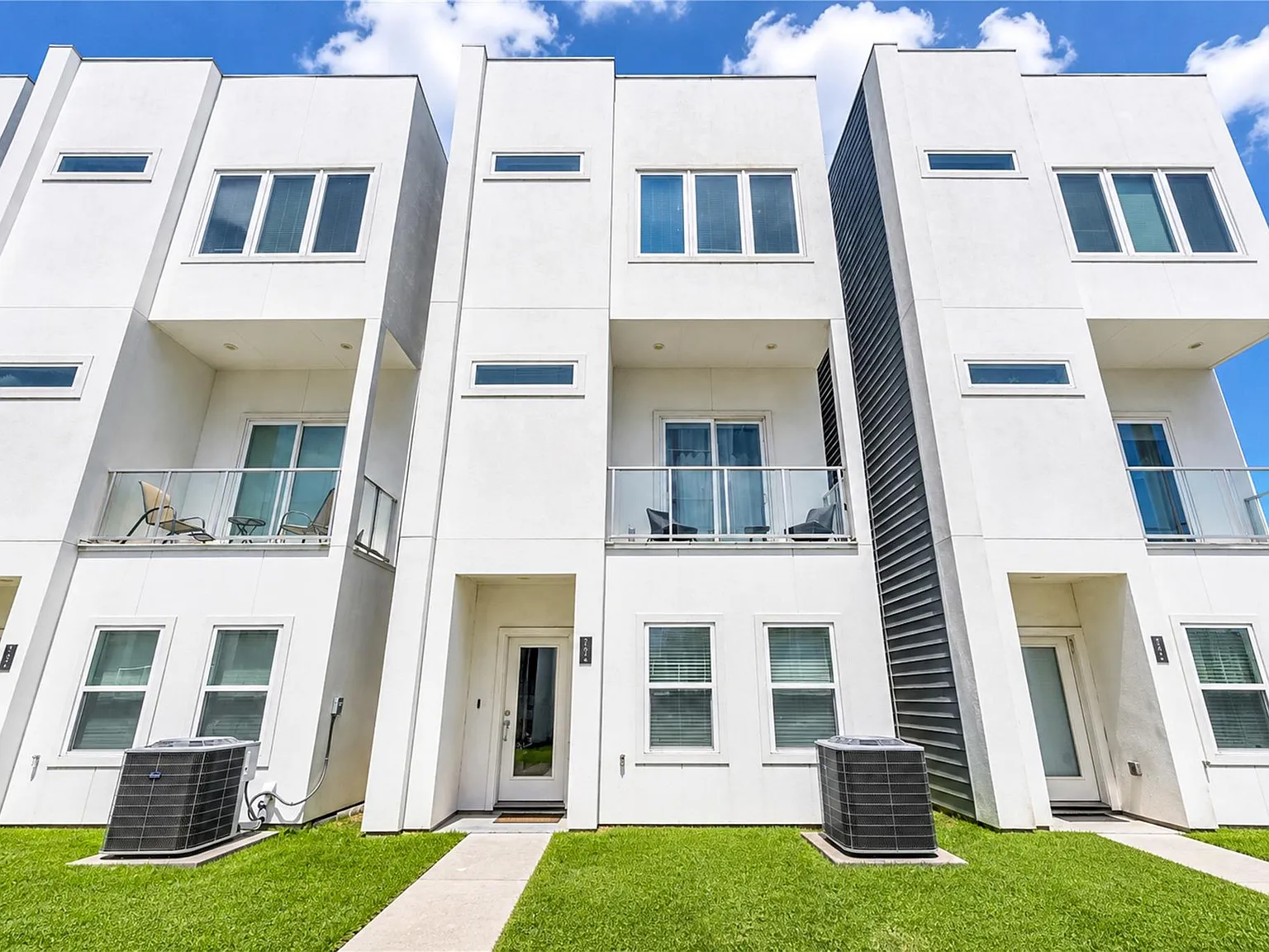 3 bed, 3.5 bath, 1718 sqft, $2,490 — Photo 2