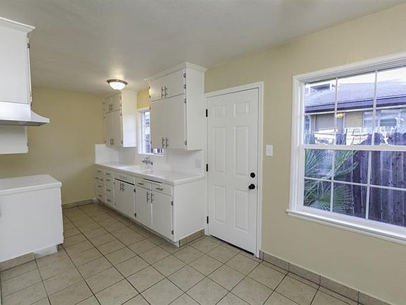 3rd image of 3331 E Clinton Ave