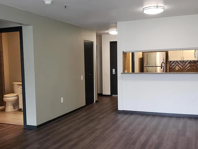 Cohanim Plaza on The University Ave! — Photo 15