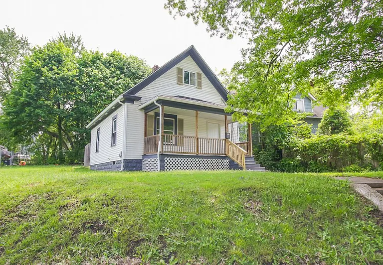 838 Hazel St — Photo 1