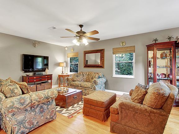 2nd image of 1612 Dogwood Ln