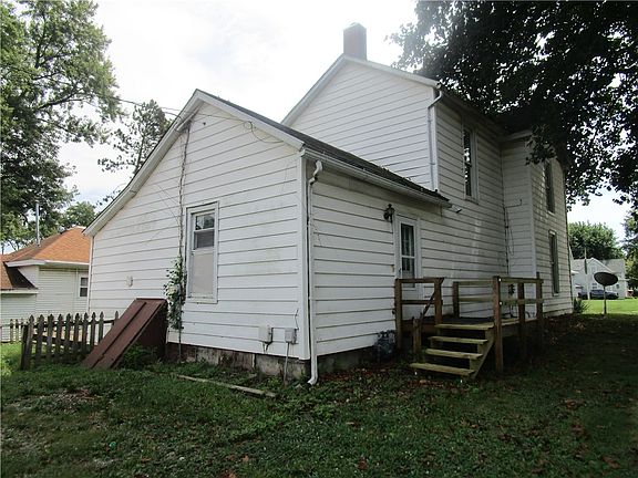 4th image of 800 E 3rd St