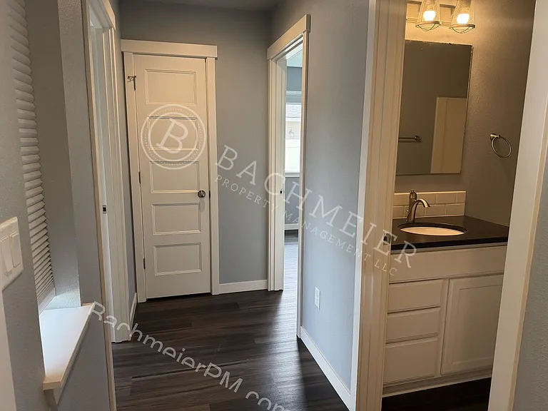 151 SW Nye Ave — Photo 11