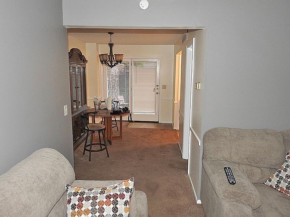 Looking to Dining room.