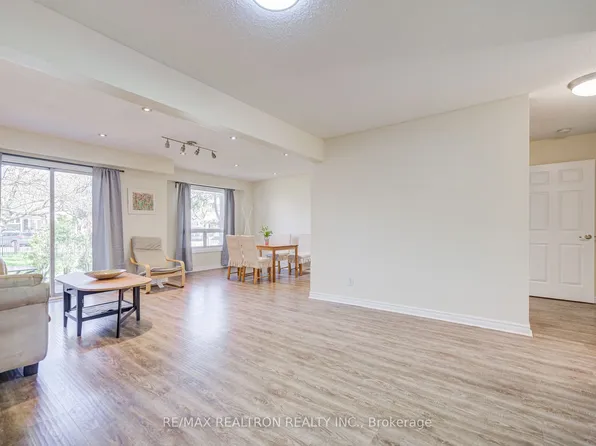 1180 Mississauga Valley Blvd #14, Mississauga, ON L5A 3M9