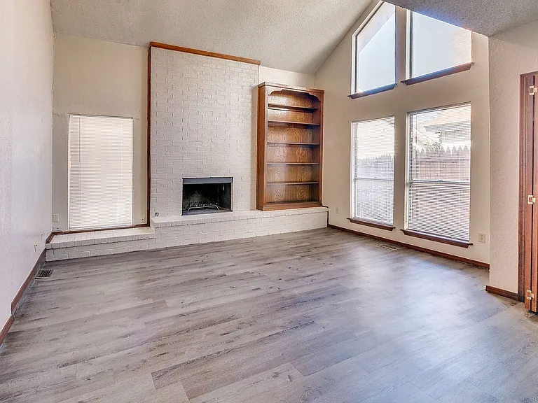 9006 N Rockwell Dr — Photo 14