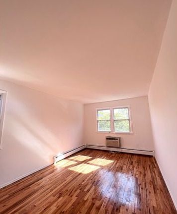 5th image of 1828 Bell Blvd