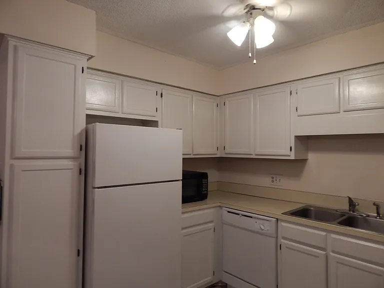 738 E Coventry Ln — Photo 2