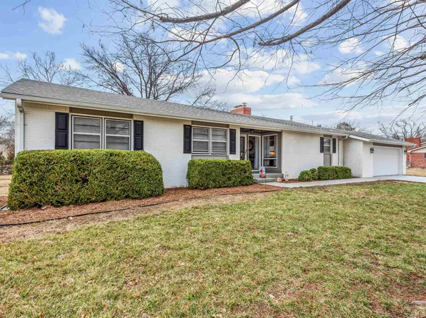 8404 E Peach Tree Ln, Wichita, KS 67207