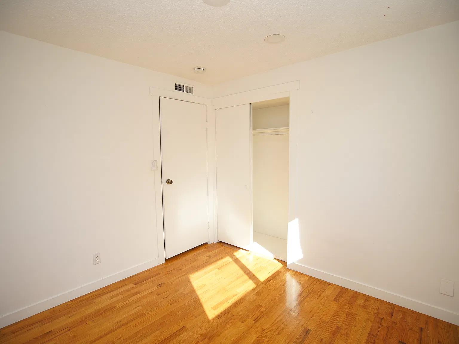 3 bed, 920 sqft, $3,300 — Photo 4