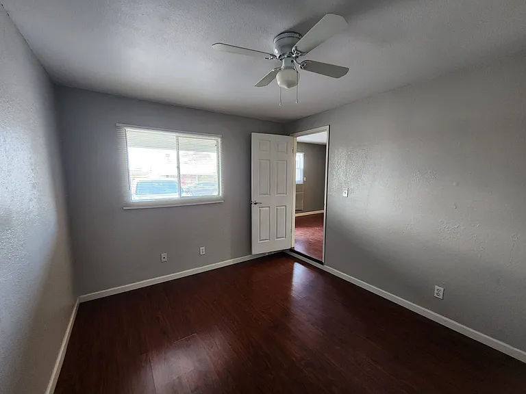 10039 N 8th Ave — Photo 7