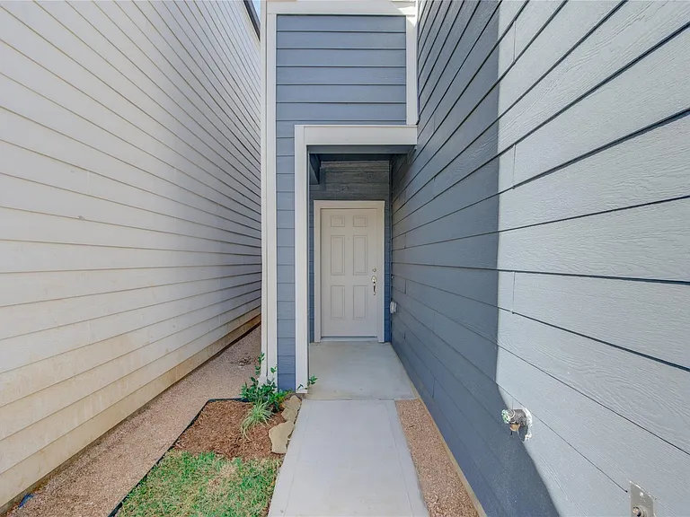 1709 Summerlyn — Photo 2