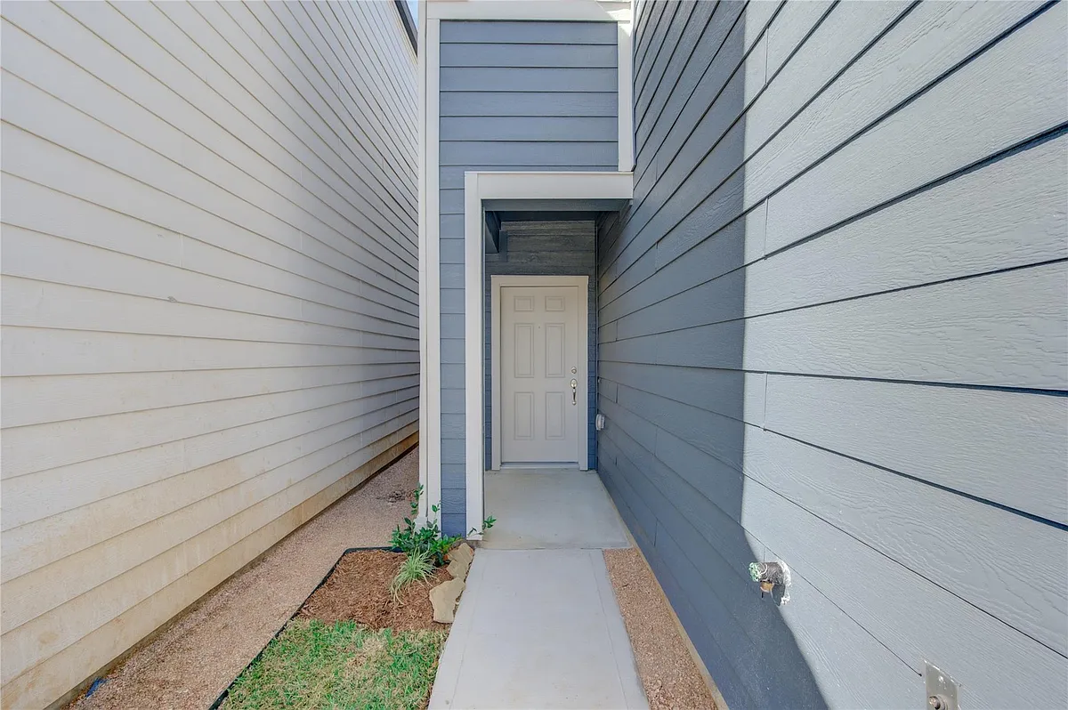 Building Photo - 1709 Summerlyn
