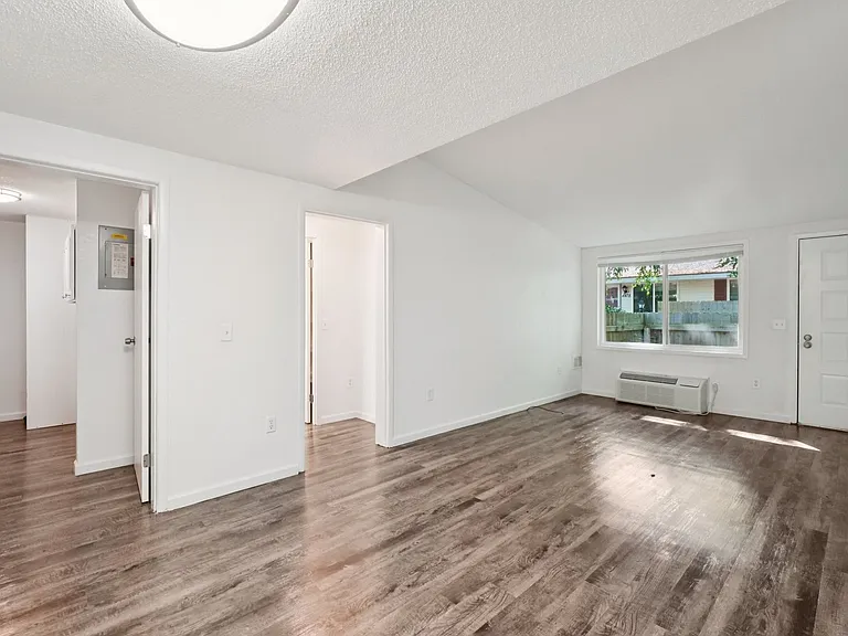 Royal Glen ~ Boutique Cottage Style Living Meets Hassle Free Leasing — Photo 10