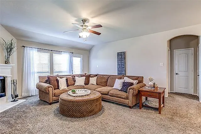 3 bed, 2100 sqft, $2,800 — Photo 2