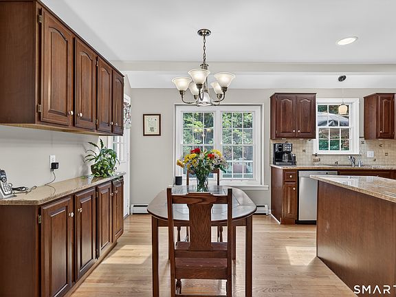 4th image of 476 Summer Hill Road