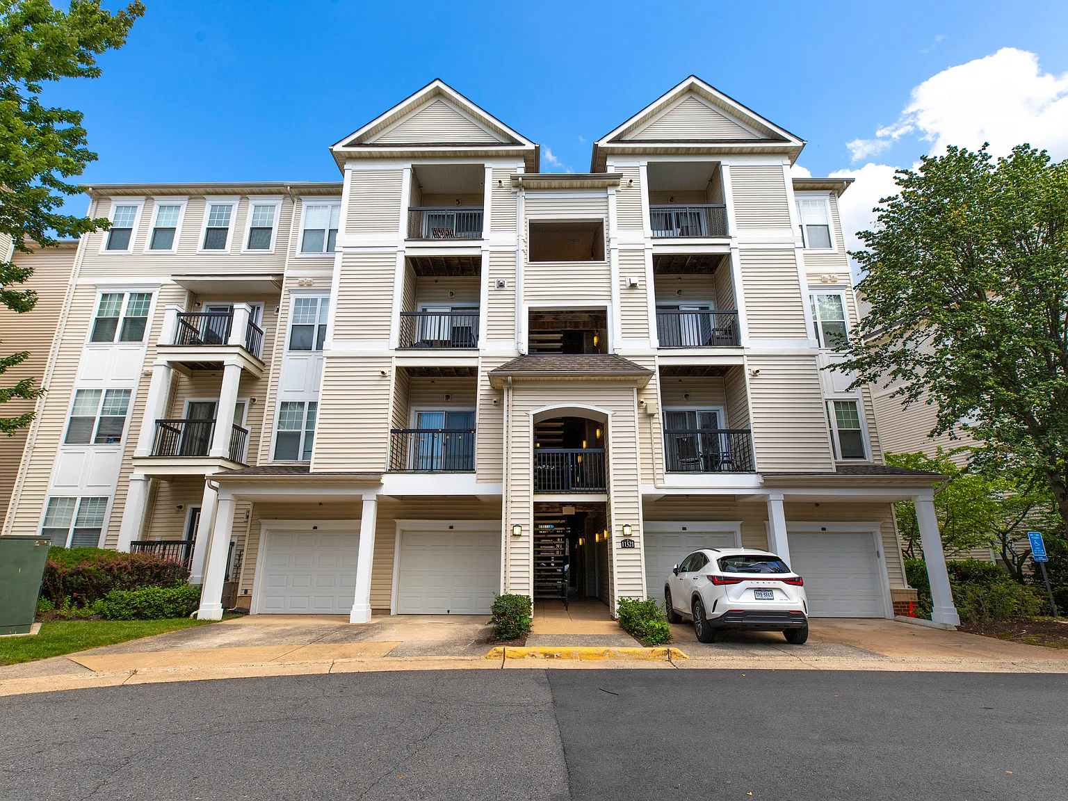 2 bed, 1200 sqft, $2,500 — Photo 1