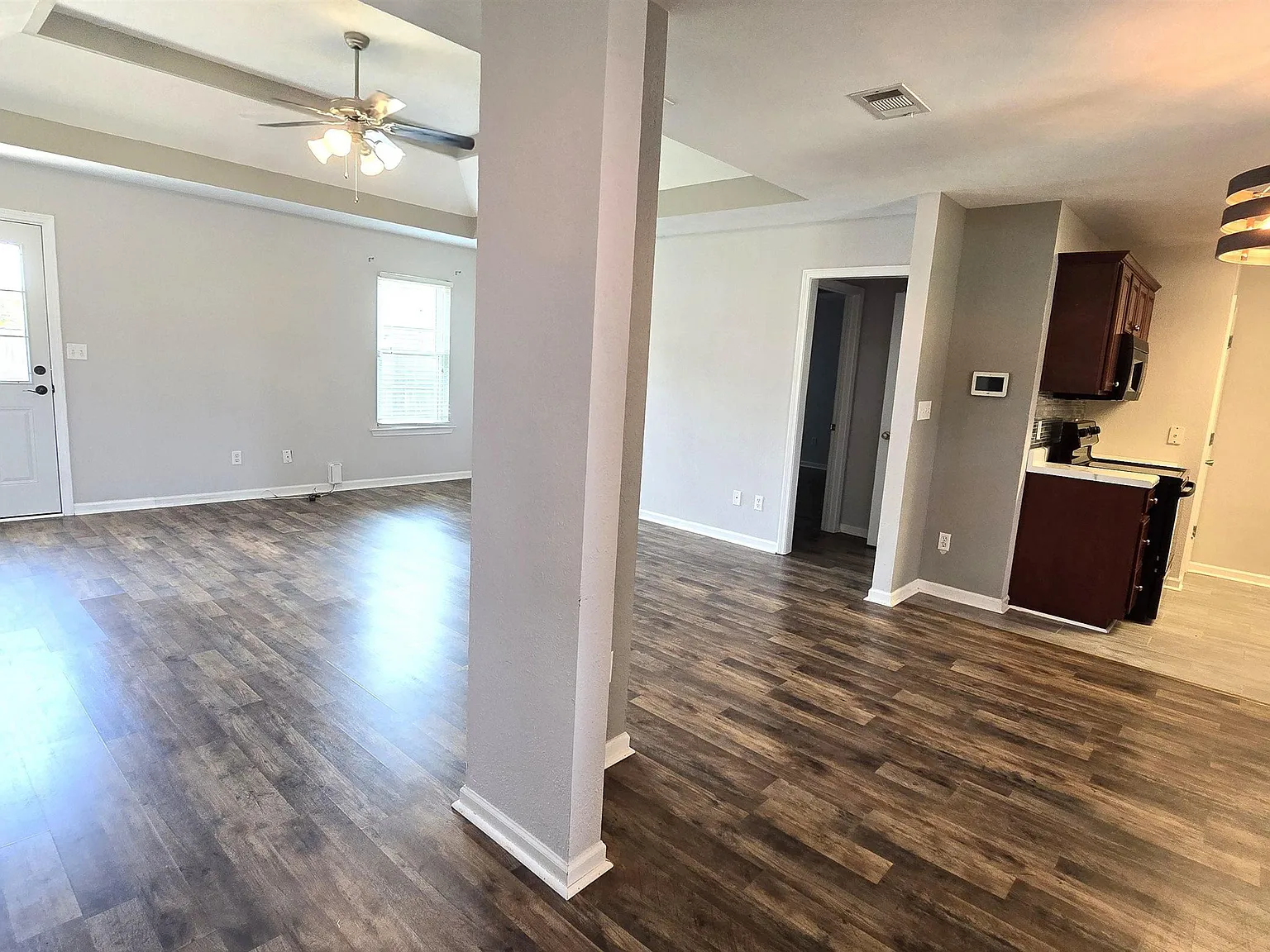 3 bed, 2.0 bath, 1318 sqft, $1,800 — Photo 2