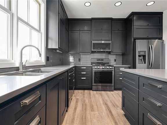 4th image of 408 W 38th St Building 4