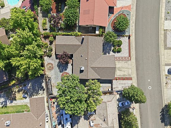 3rd image of 318 Woodhill Dr
