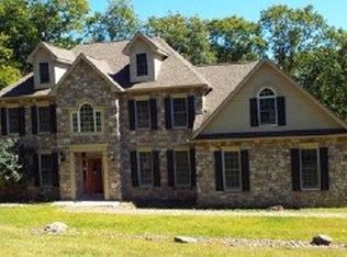11 Ice Lake Dr, Mountain Top, PA 18707