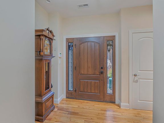 5th image of 542 Country Creek Way