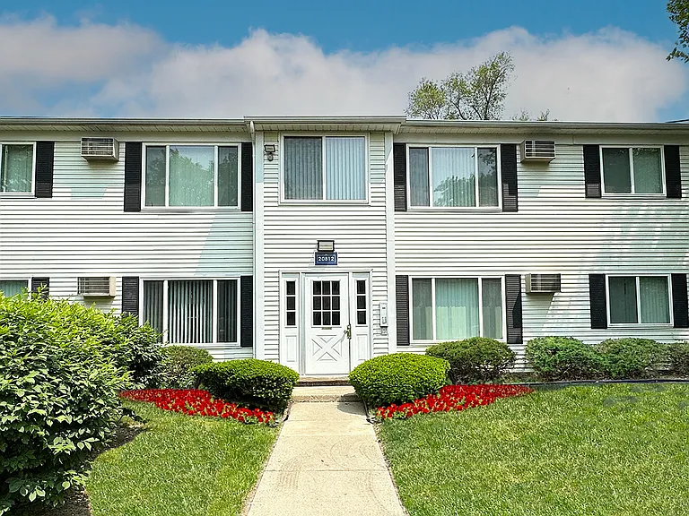 Spacious Farmington Hills 1 and 2 bedroom completely renovated apartments with wanted features like walk in closets, easy-care wood plank flooring, contemporary cabinets and light filled windows.