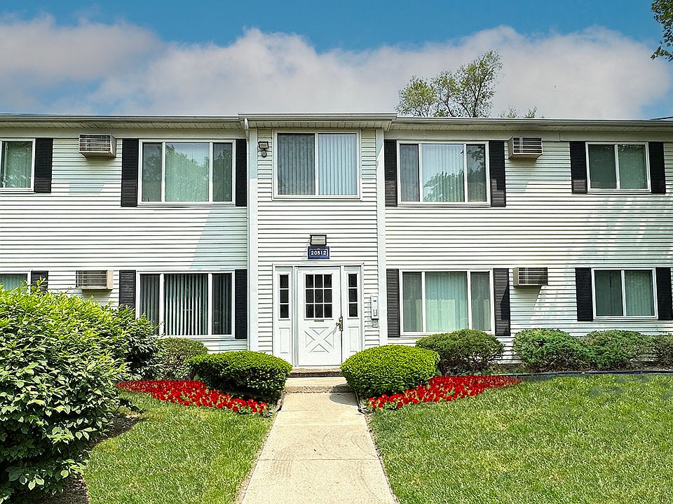 Spacious Farmington Hills 1 and 2 bedroom completely renovated apartments with wanted features like walk in closets, easy-care wood plank flooring, contemporary cabinets and light filled windows.